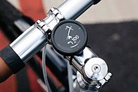 Fahrradnavigationsgerät an Vorbau eines Fahrrads.
