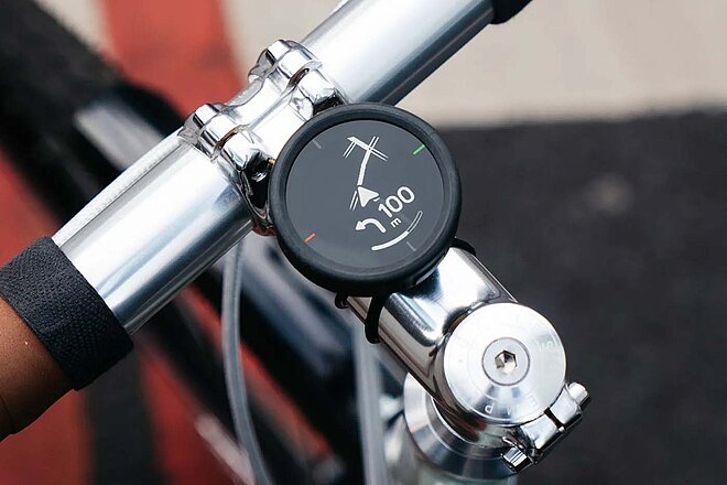 Fahrradnavigationsgerät an Vorbau eines Fahrrads.