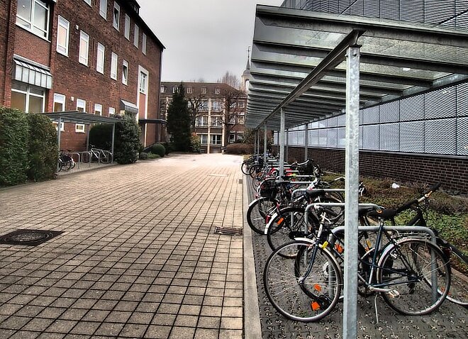 Statt eines Auto-Parkplatzens können Hausbesitzer nun auch Velo-Plätze zur Verfügung stellen. Fahrradunterstände als Alternative zu Auto-Parkplätzen werden möglich.