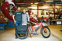 Benno Bikes Portrait. Zwei Männer stehen hinter einem E-Bike. 