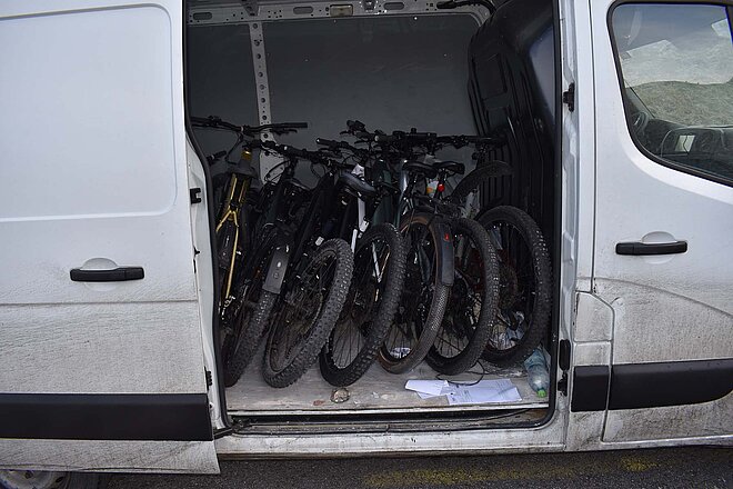 Zoll schnappt E-Bike-Diebe. 