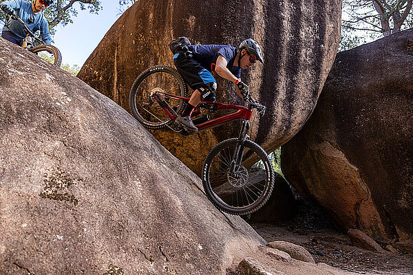 Merida Bosch E-Bike Systems 2025. E-Mountainbiker fährt einen Hang herunter.
