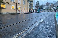 Tramgleis in dem eine Gummifüllung steckt. Die soll verhindern, dass Velofahrende in die Schienen geraten.