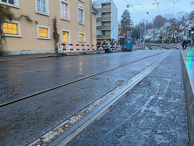 Tramgleis in dem eine Gummifüllung steckt. Die soll verhindern, dass Velofahrende in die Schienen geraten.