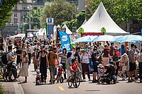 Cycle Week in Zürich. Viele Menschen stehen auf der Strasse und schauen sich Verkaufsstände an.
