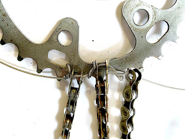 Detailansicht Ketten werden an Ritzel geknüpft