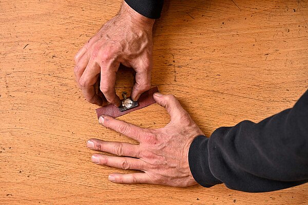 Zwei Hände auf einem Tisch.
