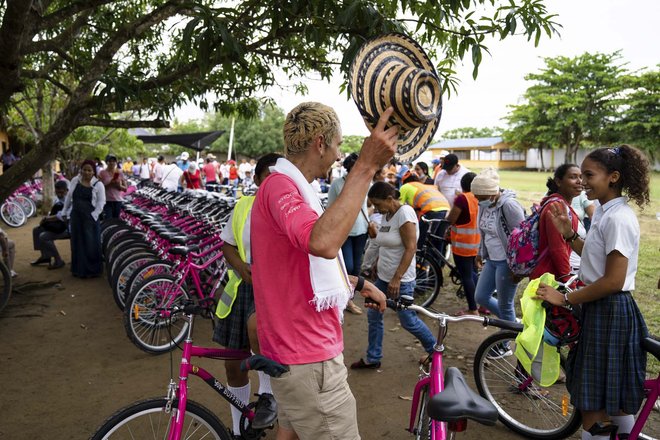Lachlan Mortons Alt Tour brachte 750'000 Dollar ein. Das Geld kommt dem World Bicycle Relief zugut. Ein Mann zieht den Hut vor einer jungen Frau. 
