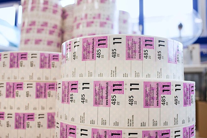 Rollen mit Aufklebern der Schweizer Velovignette.