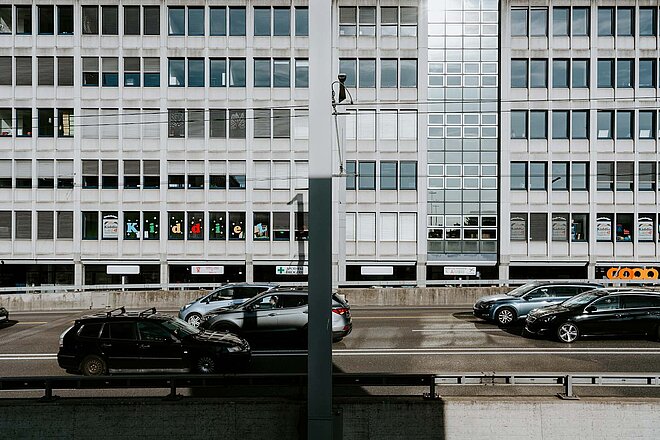 Gibt es zu viele Menschen in der Schweiz oder zu viele Autos? 10 Millionen Schweiz