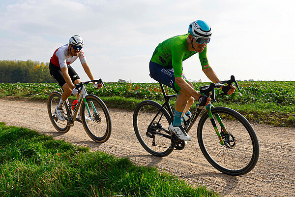 Radfahrer auf einem Schotterweg.