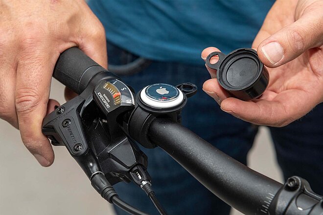 Der Apple Air-Tag kann in Klingel am Lenker versteckt werden.