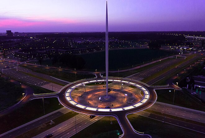Beim Hovenring schweben Velofahrende auf einer separaten Plattform über der Autokreuzung.