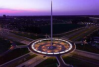Beim Hovenring schweben Velofahrende auf einer separaten Plattform über der Autokreuzung.