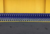 Der Index der Konsumentenstimmung ist im April 2022 in der Schweiz auf einem Tiefstand. Blaue Einkaufswagen stehen vor einer gelben Wand.