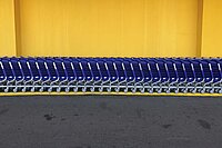 Der Index der Konsumentenstimmung ist im April 2022 in der Schweiz auf einem Tiefstand. Blaue Einkaufswagen stehen vor einer gelben Wand.