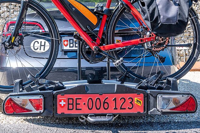 Fahrradheckträger mit rotem Kontrollschild