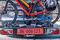 Fahrradheckträger mit rotem Kontrollschild
