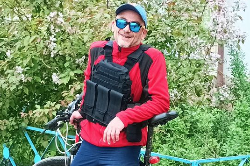 Arif Bagirov posiert mit seinem Mountainbike.