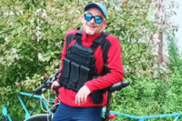 Arif Bagirov posiert mit seinem Mountainbike.