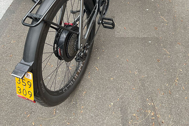 Gelber Nummer an einem schnellen Elektrovelo.