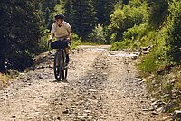 Gravelbiker auf Schotterpiste.