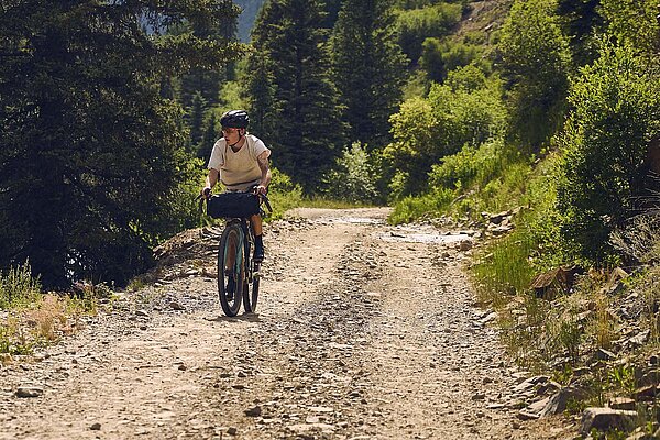 Gravelbiker auf Schotterpiste.