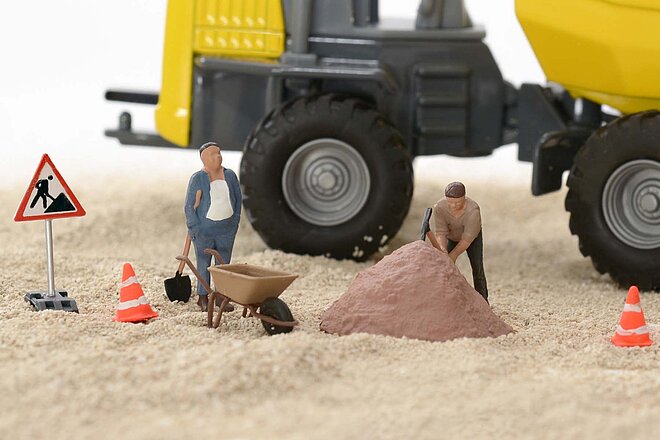 Eine Strassenbau-Szene mit Spielfiguren