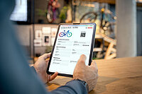 Ipad in zwei Händen mit Velos