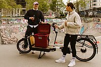 Zwei Personen stehen neben einem Lastenrad.