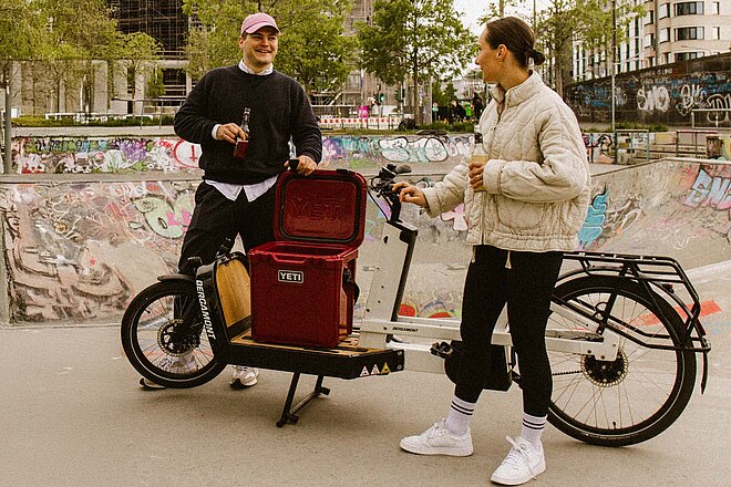 Zwei Personen stehen neben einem Lastenrad.