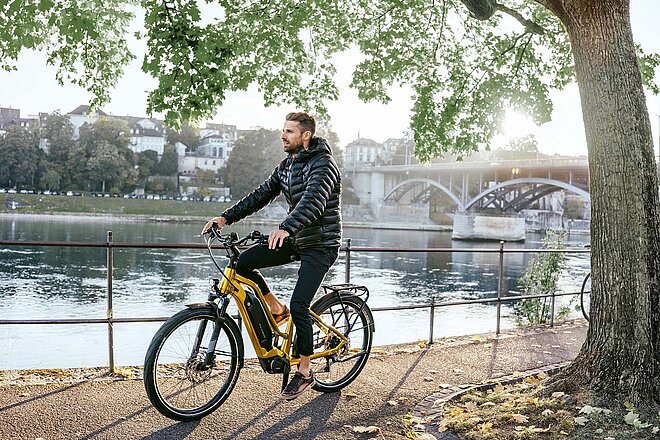Wenn die Rahmengrösse stimmt, fährt man wesentlich entspannter – auch auf dem E-Bike.
E-Bikes für kleine und grosse Menschen. E-Bike Fahrer in Basel.