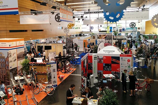 Der Velocity Kongress 2024 findet nicht in Zürich statt. Ausstellungshalle mit vielen Ständen. 