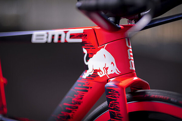 BMC stellt Antrag auf Kurzarbeit. Rennrad mit BMC und Red Bull Schriftzug.