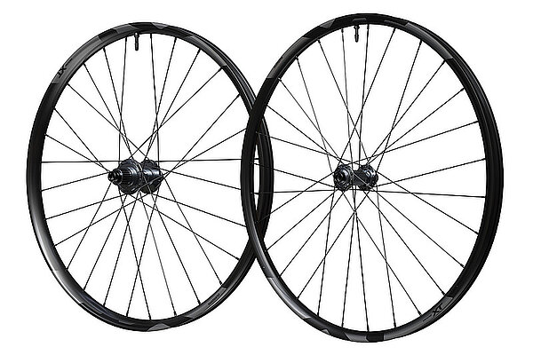 Zwei Räder eines Fahrrads.