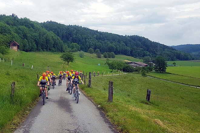Die Schülerinnen und Schüler der 3. Sek Eschenbach legten gemeinsam mehr als 500 Kilometer quer durch die Schweiz zurück. (Foto: ZVG) Schülerinnen und Schüler auf einer Fahrradtour