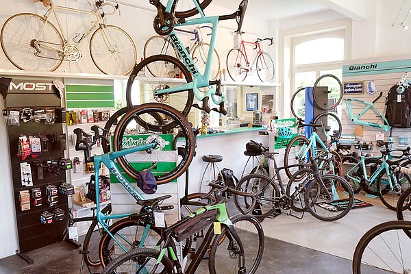 Italienische Rennräder stehen in einem Fahrradgeschäft. 