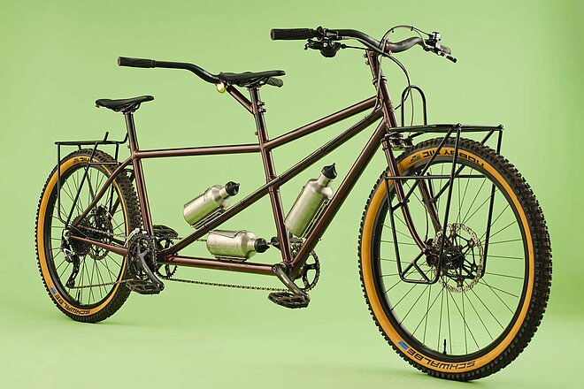 Bespoked Dresden. Ein Tandem mit Mountainbikereifen steht vor einer grünen Wand.