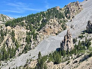 Nach dem Col d'Izoard grüsst der Wilde Westen. Berghang mit Steinrutsch.