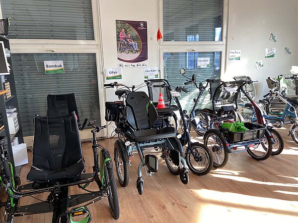 verschiedene Rollstuhl-Transportvelos in einem Showroom