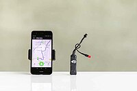 Smartphone und GPS-Tracker, der in ein Elektrovelo eingebaut werden kann.