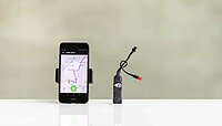Smartphone und GPS-Tracker, der in ein Elektrovelo eingebaut werden kann.
