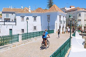 Entspannt über die romanische Brücke von Tavira.