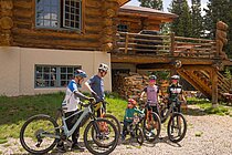 Eine Familie auf Mountainbikes. 