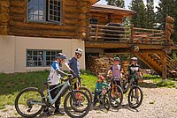 Eine Familie auf Mountainbikes. 