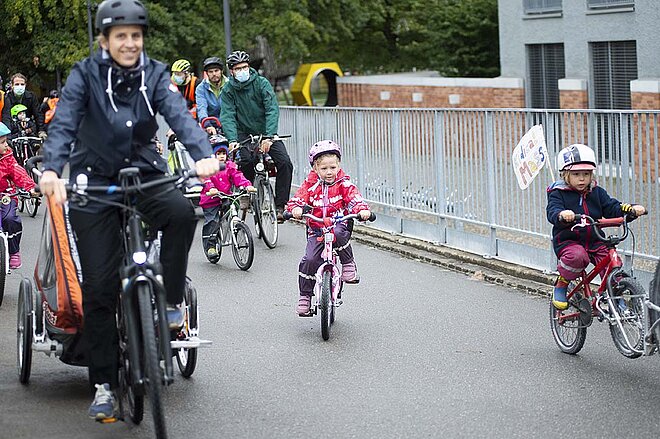 Kinder und Erwachsene auf Velos