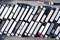 Diebe stehlen Mountainbikes von Merida aus Lastwagen. Auf einem Parkplatz abgestellte LKWs. 