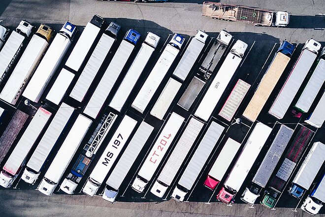 Diebe stehlen Mountainbikes von Merida aus Lastwagen. Auf einem Parkplatz abgestellte LKWs. 