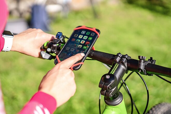 Smartphone am Velolenker.
