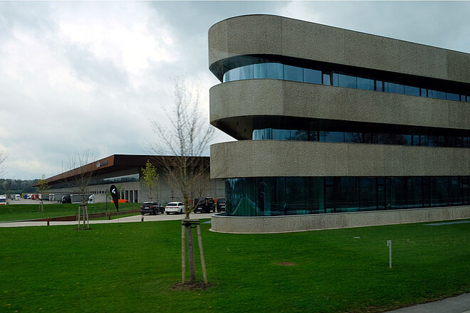 Geschäftgebäude mit dunklen Wolken im Hintergrund.
